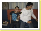 Der Junior bestaunt den Pockal Der Junior bestaunt den Pockal