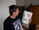 Chris mit Zeitungsbericht Chris mit Zeitungsbericht